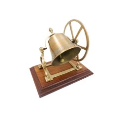 Guldfarvet Messing Klokke p� Tr�base