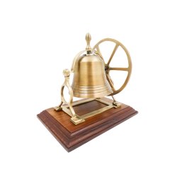 Guldfarvet Messing Klokke p� Tr�base