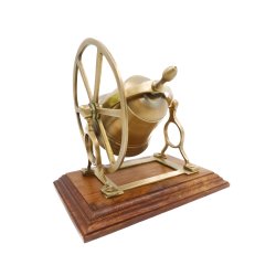 Guldfarvet Messing Klokke p� Tr�base