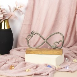 Love Skulptur i Metal p Trbase