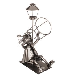 Metal Vinholder - Mand der drikker under lanterne