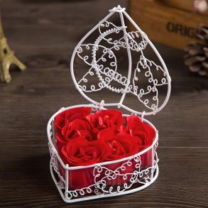 Sberoser I Hjerteformet Metalkurv